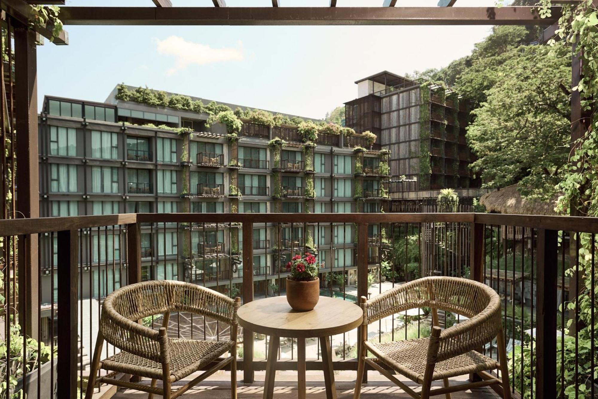 Dinso Resort & Villas Phuket, Vignette Collection By Ihg Patong Экстерьер фото The hotel's courtyard